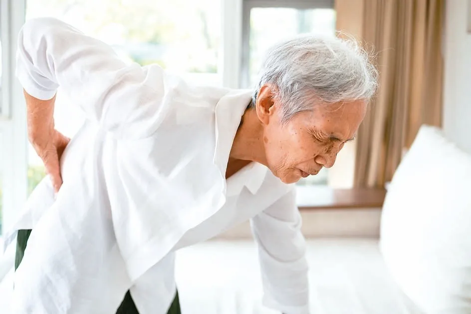Triệu chứng của bệnh loãng xương ở người già