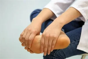Tê tay chân là dấu hiệu bệnh gì?