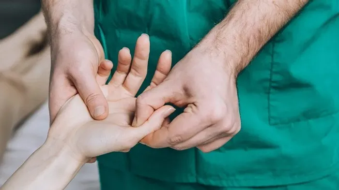 Cách xử lý khi bị sưng khớp ngón tay