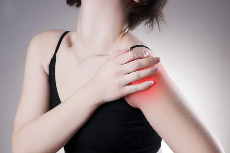 Đau khớp vai bên phải: Vấn đề thường gặp và nguyên nhân đa dạng